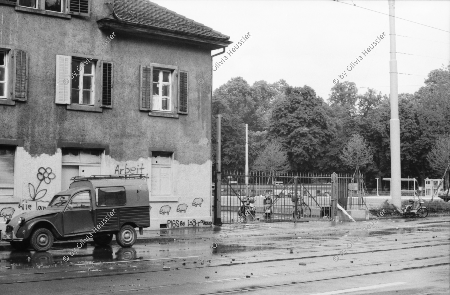 Image of sheet 19800302 photo 25: Vor dem Autonomen Jugendzentrum AJZ während den Zürcher Jugendunruhen.
Jugendbewegung Bewegig  
Zürich youth movement protest 1980