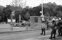 Image of sheet 19800302 photo 27: Vor dem AJZ versammeln sich rund 200 Personen, um für die Einstellung der Strafverfahren zu demonstrieren. Der unbewilligte Demonstrationszug wird von der Polizei aufgelöst: Massive Auseinandersetzungen zwischen den Bewegten und der Polizei, die bis am Sonntagmorgen andauern. Mehr als hundert Personen werden verhaftet. In der folgenden Woche wird in den Medien über das polizeiliche Vorgehen heftig diskutiert.
Massiver Auftritt der Polizei mit ihren Fahrzeugen auf der Langstrasse und Limmatstrasse von einem Balkon aufgenommen. Weit und breit keine Demonstration aber Polizei. in Zweier-Reihe mit Korb Schilder und Helmen. Wasserwerfer im Einsatz am Limmatplatz Barrikade unter Eisenbahnbrücke des Viadukt Bus VBZ steht. Tränengas Patrone.

Jugendbewegung Bewegig AJZ Zürcher Jugendunruhen Demonstrationen
Zürich youth movement protest 1980