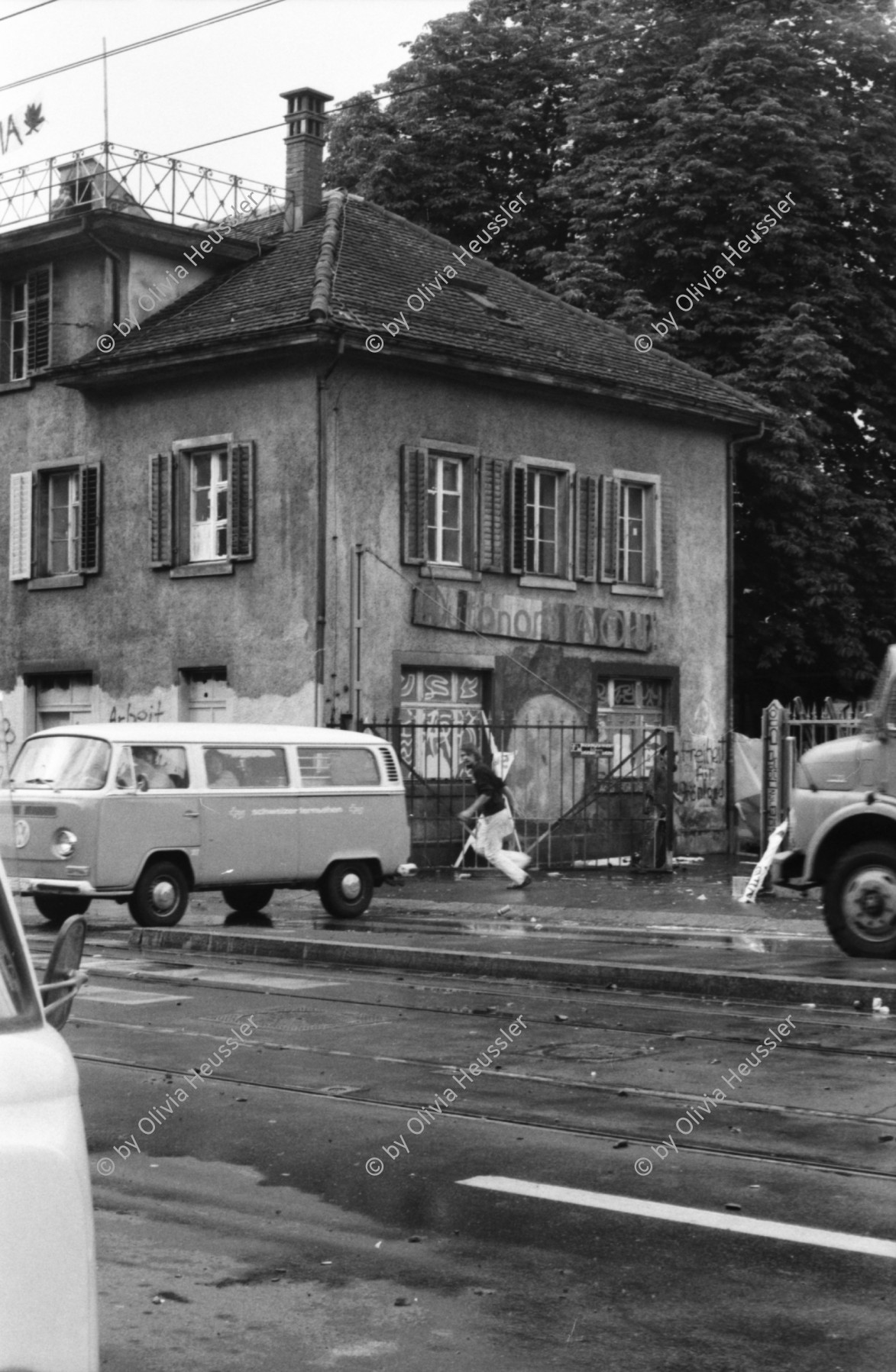 Image of sheet 19800302 photo 28: Ein Fahrzeug des Schweizer Fernsehen SRF verlässt das Autonome Jugendzentrum AJZ während den Zürcher Jugendunruhen.

Jugendbewegung Bewegig Demonstrationen
Zürich youth movement protest 1980