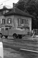 Image of sheet 19800302 photo 29: Vor dem AJZ versammeln sich rund 200 Personen, um für die Einstellung der Strafverfahren zu demonstrieren. Der unbewilligte Demonstrationszug wird von der Polizei aufgelöst: Massive Auseinandersetzungen zwischen den Bewegten und der Polizei, die bis am Sonntagmorgen andauern. Mehr als hundert Personen werden verhaftet. In der folgenden Woche wird in den Medien über das polizeiliche Vorgehen heftig diskutiert.
Massiver Auftritt der Polizei mit ihren Fahrzeugen auf der Langstrasse und Limmatstrasse von einem Balkon aufgenommen. Weit und breit keine Demonstration aber Polizei. in Zweier-Reihe mit Korb Schilder und Helmen. Wasserwerfer im Einsatz am Limmatplatz Barrikade unter Eisenbahnbrücke des Viadukt Bus VBZ steht. Tränengas Patrone.

Jugendbewegung Bewegig AJZ Zürcher Jugendunruhen Demonstrationen
Zürich youth movement protest 1980