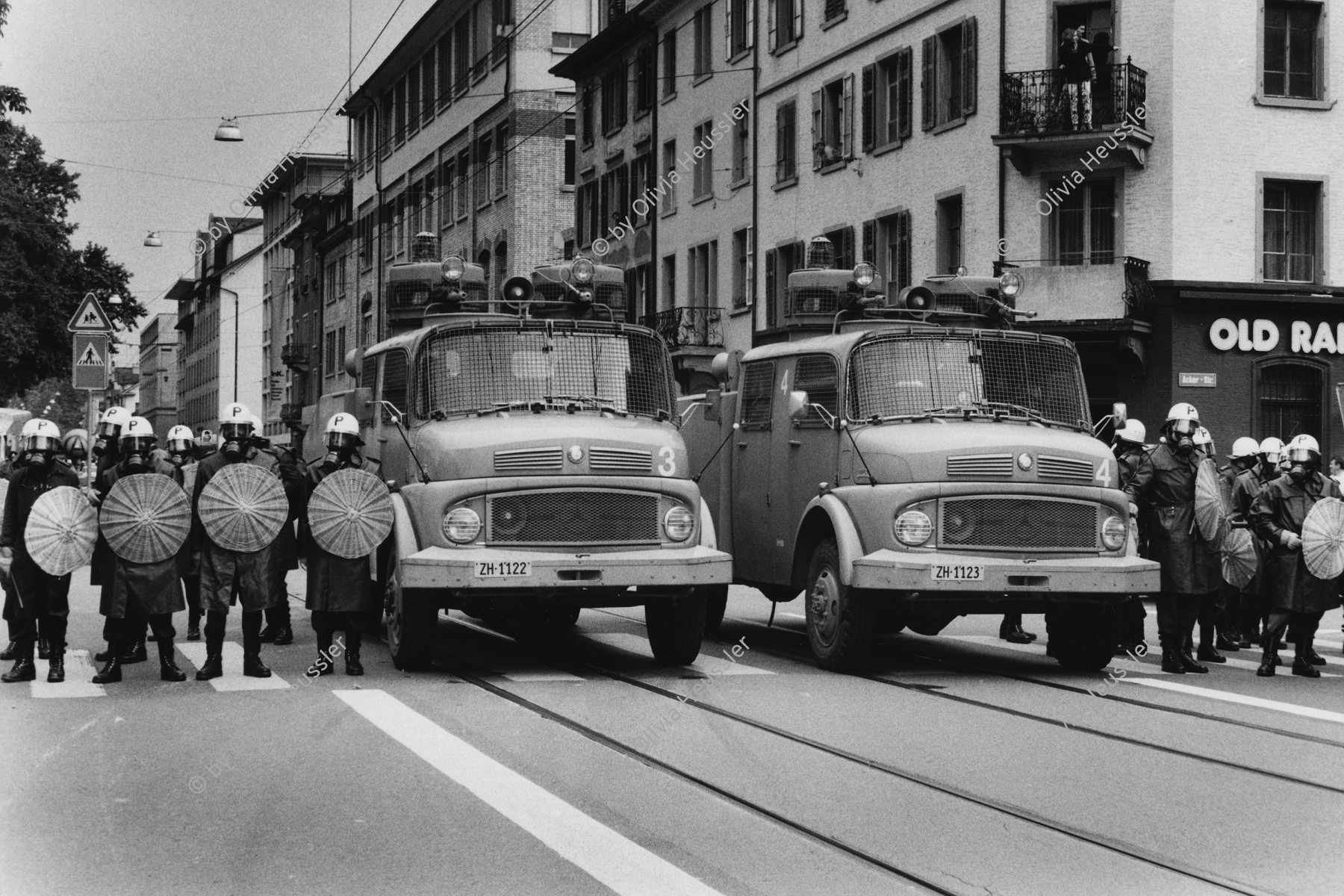 Image of sheet 19800302 photo 3: Polizei mit Korb- Schilder, Helme und mit Wasserwerfern vor dem Autonomen Jugendzentrum AJZ, Zuerich 1980. Jugendbewegung Bewegig Zürcher Jugendunruhen Demonstrationen youth movement protest