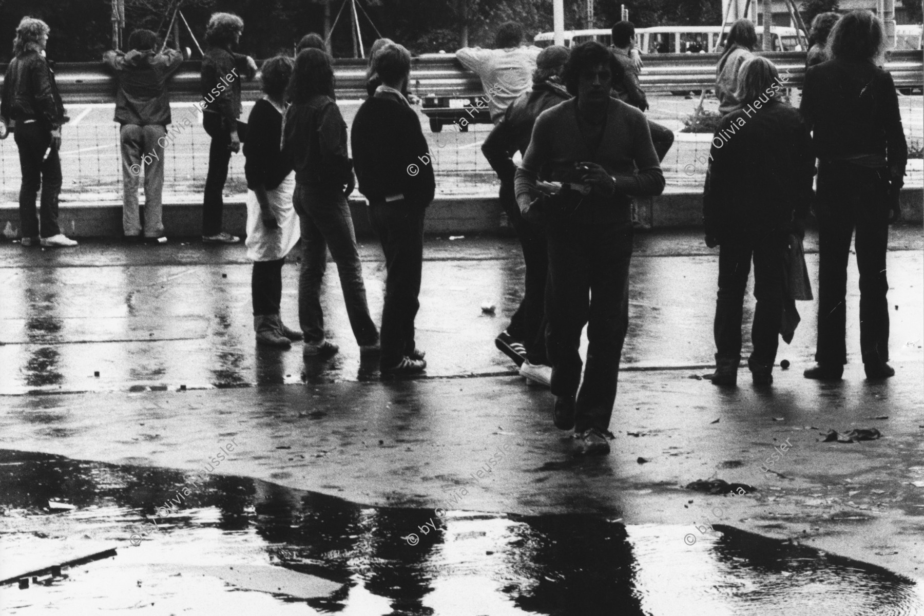 Image of sheet 19800302 photo 31: Vor dem AJZ versammeln sich rund 200 Personen, um für die Einstellung der Strafverfahren zu demonstrieren. Der unbewilligte Demonstrationszug wird von der Polizei aufgelöst: Massive Auseinandersetzungen zwischen den Bewegten und der Polizei, die bis am Sonntagmorgen andauern. Mehr als hundert Personen werden verhaftet. In der folgenden Woche wird in den Medien über das polizeiliche Vorgehen heftig diskutiert.
Massiver Auftritt der Polizei mit ihren Fahrzeugen auf der Langstrasse von einem Balkon aufgenommen. Weit und breit keine Demonstration aber Polizei. in Zweier-Reihe mit Korb Schilder und Helmen. Wasserwerfer im Einsatz am Limmatplatz Barrikade unter Eisenbahnbrücke des Viadukt Bus VBZ steht. Tränengas Patrone.

Jugendbewegung Bewegig AJZ Zürcher Jugendunruhen Demonstrationen
Zürich youth movement protest 1980 √  Kreis fünf 5 Switzerland Europe 
© 1980, Olivia Heussler / www.clic.li