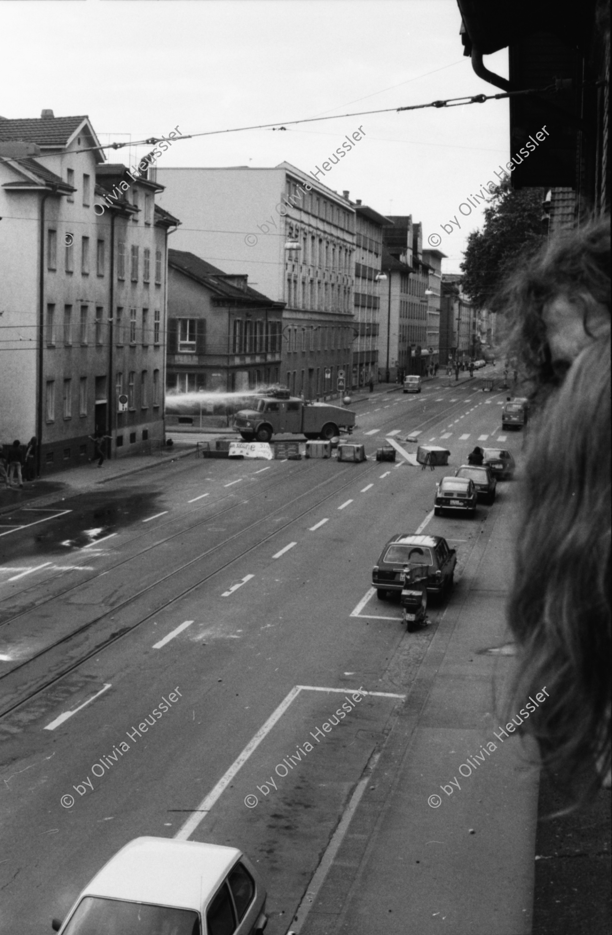 Image of sheet 19800302 photo 35: Wasserwerfer auf der LImmatstrasse. Das Autonome Jugendzentrum AJZ während den Zürcher Jugendunruhen in Zürich 1980. Jugendbewegung Bewegig Zürich youth movement protest