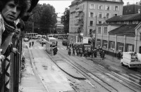 Image of sheet 19800302 photo 36: Polizei Grenadiere vor dem Autonomen Jugendzentrum AJZ, Zuerich 1980.

Jugendbewegung Bewegig Zürcher Jugendunruhen Demonstrationen
Zürich youth movement protest