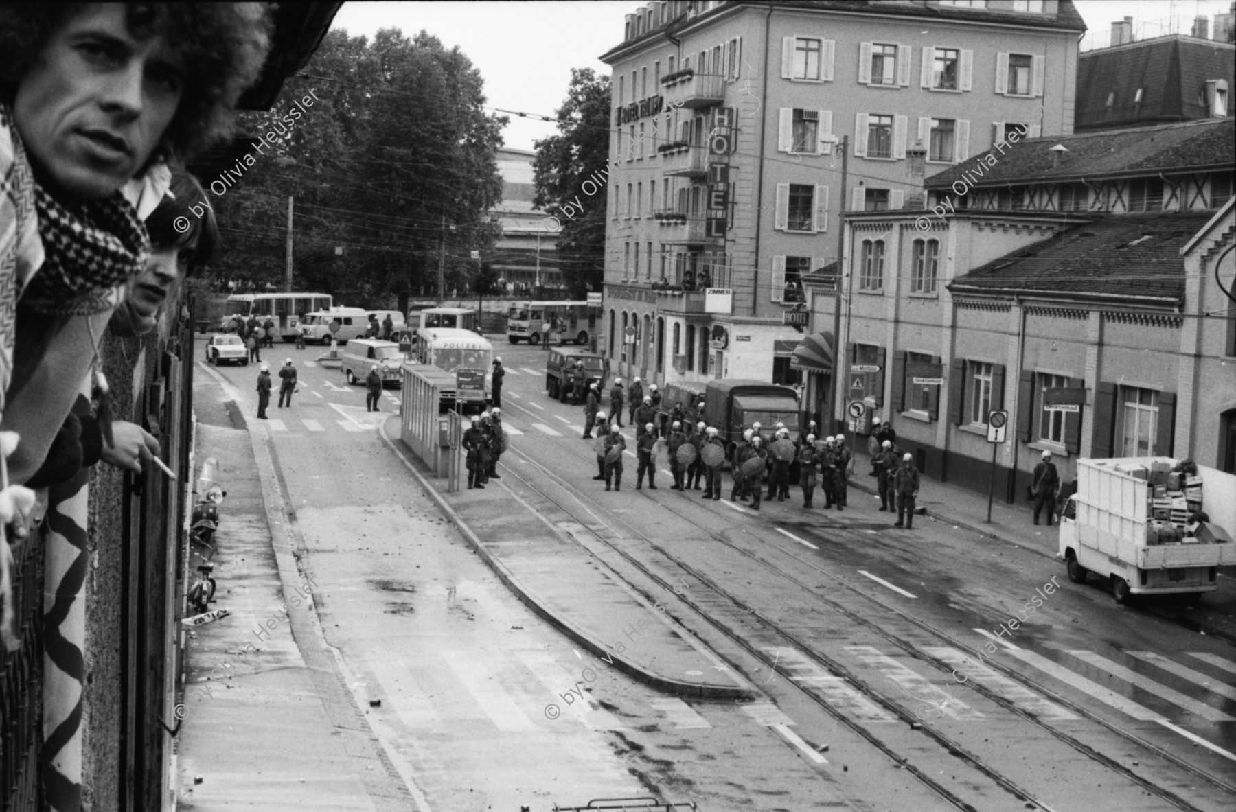 Image of sheet 19800302 photo 36: Polizei Grenadiere vor dem Autonomen Jugendzentrum AJZ, Zuerich 1980.

Jugendbewegung Bewegig Zürcher Jugendunruhen Demonstrationen
Zürich youth movement protest