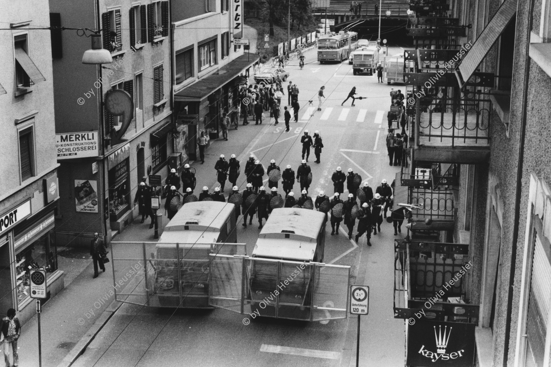 Image of sheet 19800302 photo 4: Polizei mit Korb- Schilder, Helme und Fahrzeugen an der Langstrasse, Zuerich 1980. 
Jugendbewegung Bewegig Zürcher Jugendunruhen Demonstrationen youth movement protest