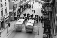 Image of sheet 19800302 photo 5: Polizei mit Korb- Schilder, Helme und Fahrzeugen an der Langstrasse, Zuerich 1980. 
Jugendbewegung Bewegig Zürcher Jugendunruhen Demonstrationen youth movement protest