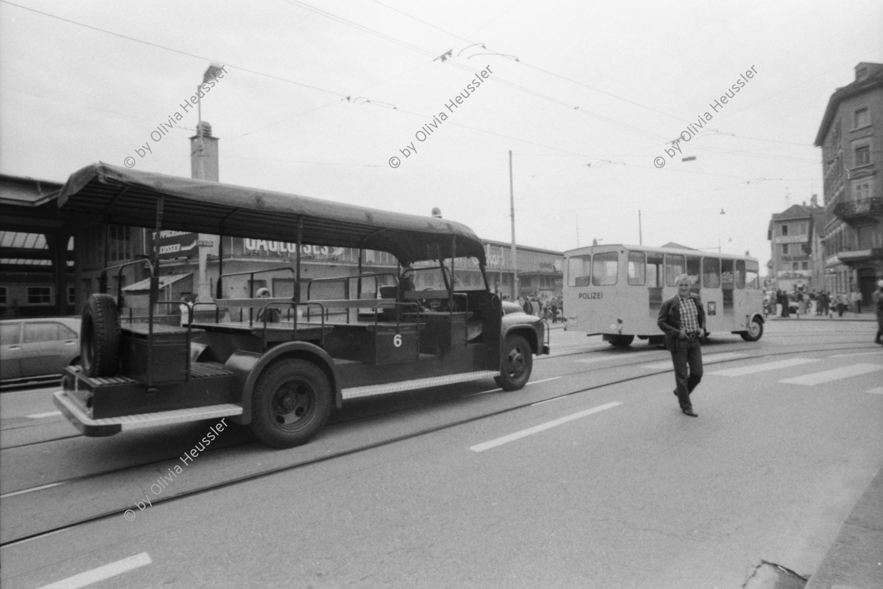 Image of sheet 19800303 photo 15: Polizei Einsatzwagen beim Hauptbahnhof Zürich 1980.
Jugendbewegung Bewegig AJZ Zürcher Jugendunruhen Demonstrationen