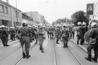 Image of sheet 19800303 photo 17: Polizei Grenadiere mit Korb Schild zwischen Beinen und  Megaphon, Wasserwerfer und Einsatzwagen. Limmatstrasse, vor dem AJZ .
Jugendbewegung Bewegig AJZ Zürcher Jugendunruhen Demonstrationen