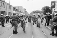 Image of sheet 19800303 photo 18: Polizei Grenadiere mit Korb Schild zwischen Beinen und  Megaphon, Limmatstrasse, vor dem AJZ  in Zürich 1980.
Jugendbewegung Bewegig AJZ Zürcher Jugendunruhen Demonstrationen