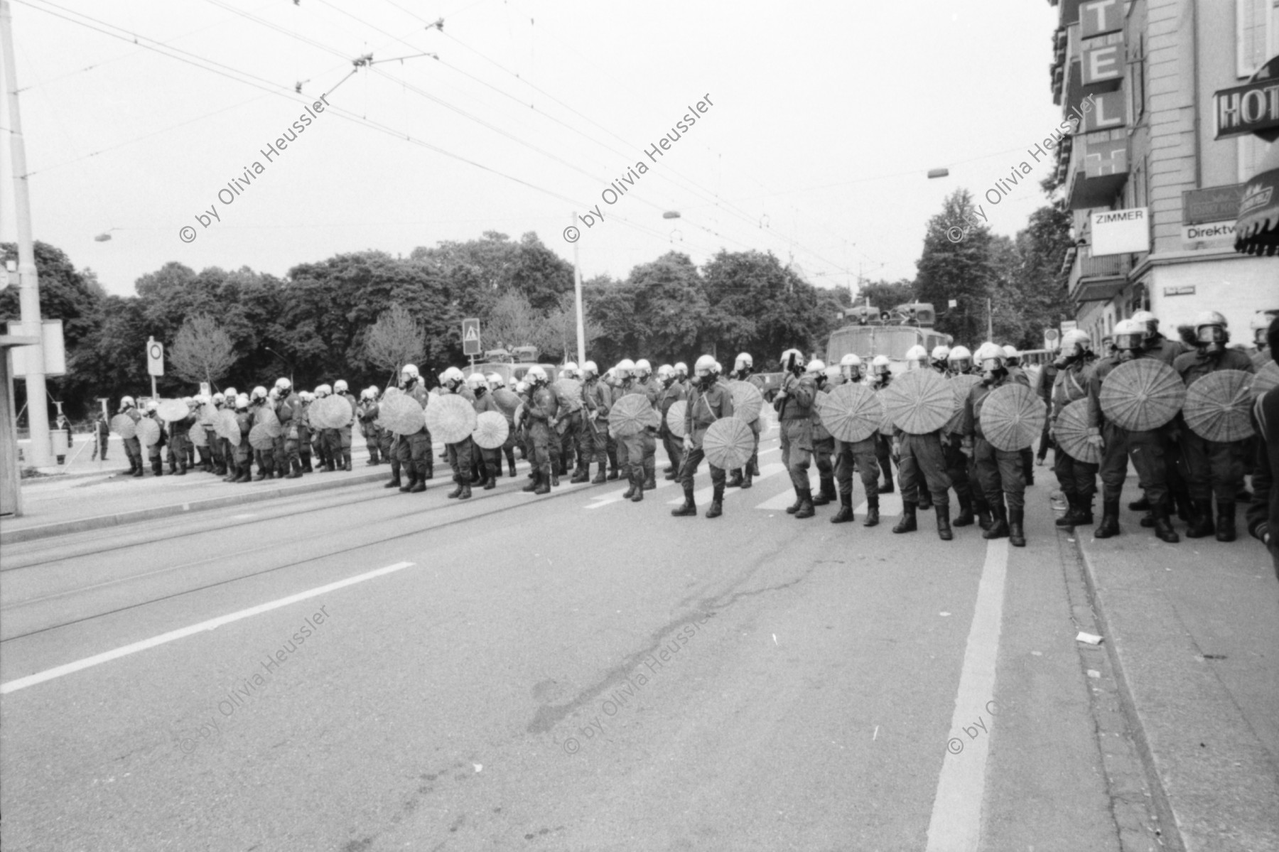 Image of sheet 19800303 photo 24: Polizei Grenadiere bilden einen Cordon an der Limmatstrasse, vor dem AJZ , Zürich 1980.
Jugendbewegung Bewegig AJZ Zürcher Jugendunruhen Demonstrationen