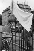 Image of sheet 19800304 photo 10: Das AJZ wird ganz mit Tränengas eingeräuchert. 
Am AJZ hängt weisse Fahne für den Frieden. flag white peace war 
Jugendbewegung 
Zürich youth movement protest 1980 √ teargas police panic Kreis fünf Schweiz Switzerland Europe

Exhibition: Couvrage Action. Zürcher Künstler, Züspa, Zürich 1980.
On Resin Coated Paper with  sulphur toning