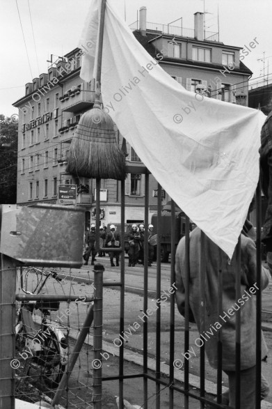 Image of sheet 19800304 photo 10: Das AJZ wird ganz mit Tränengas eingeräuchert. 
Am AJZ hängt weisse Fahne für den Frieden. flag white peace war 
Jugendbewegung 
Zürich youth movement protest 1980 √ teargas police panic Kreis fünf Schweiz Switzerland Europe

Exhibition: Couvrage Action. Zürcher Künstler, Züspa, Zürich 1980.
On Resin Coated Paper with  sulphur toning