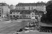 Image of sheet 19800304 photo 12: Beim Autonomen Jugendzentrum AJZ versammeln sich Personen, um für die Einstellung der Strafverfahren zu demonstrieren, Zuerich 1980.
Jugendbewegung Bewegig Zürcher Jugendunruhen Demonstrationen
Zürich youth movement protest Schweiz Switzerland Europe