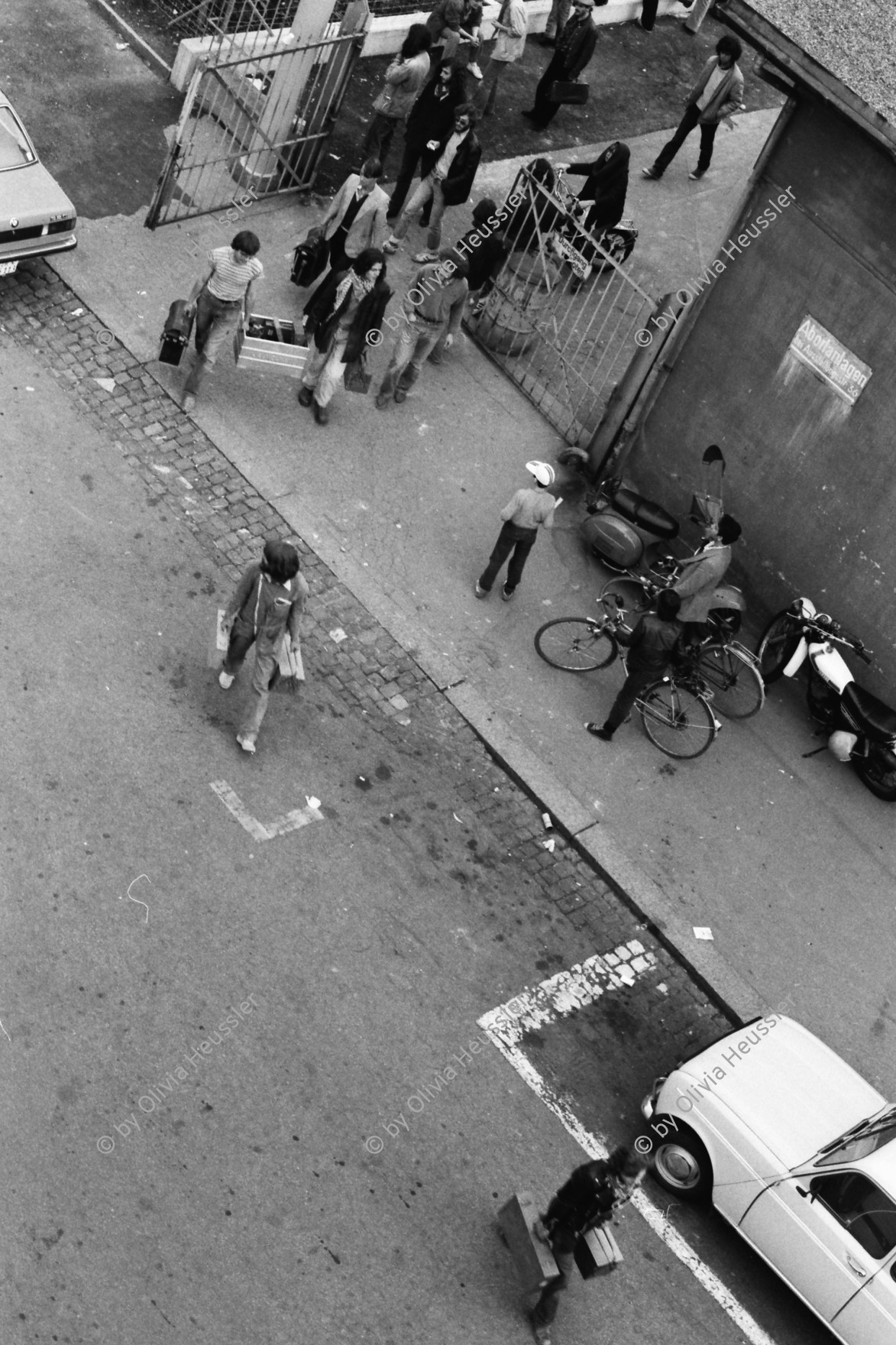 Image of sheet 19800304 photo 13: Vor dem AJZ versammeln sich rund 200 Personen, um für die Einstellung der Strafverfahren zu demonstrieren. Der unbewilligte Demonstrationszug wird von der Polizei aufgelöst: Massive Auseinandersetzungen zwischen den Bewegten und der Polizei, die bis am Sonntagmorgen andauern. In der folgenden Woche wird in den Medien über das polizeiliche Vorgehen heftig diskutiert. 
Demonstration für Einstellung aller Strafverfahren. Zwölf Stunden Krawall. 124 Verhaftungen. Das Autonome Jugendzentrum wird ganz mit Tränengasrauch- gemisch eingeräuchert. Leute kriegen Panik und flüchten auf das Dach des AJZ. Ich stehe auf dem nahen Parkhaus. Barrikaden auf der Limmatstrasse. Am AJZ hängt eine weisse Fahne für den Frieden. 
Zürich youth movement protest 1980 
Jugendbewegung Bewegig AJZ Zürcher Jugendunruhen Demonstrationen
Zürich youth movement protest 1980 √