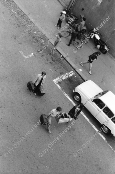 Image of sheet 19800304 photo 14: Leute fluechten aus dem Autonomen Jugendzentrum AJZ, Zuerich 1980.

Jugendbewegung Bewegig Zürcher Jugendunruhen Demonstrationen
Zürich youth movement Schweiz Switzerland