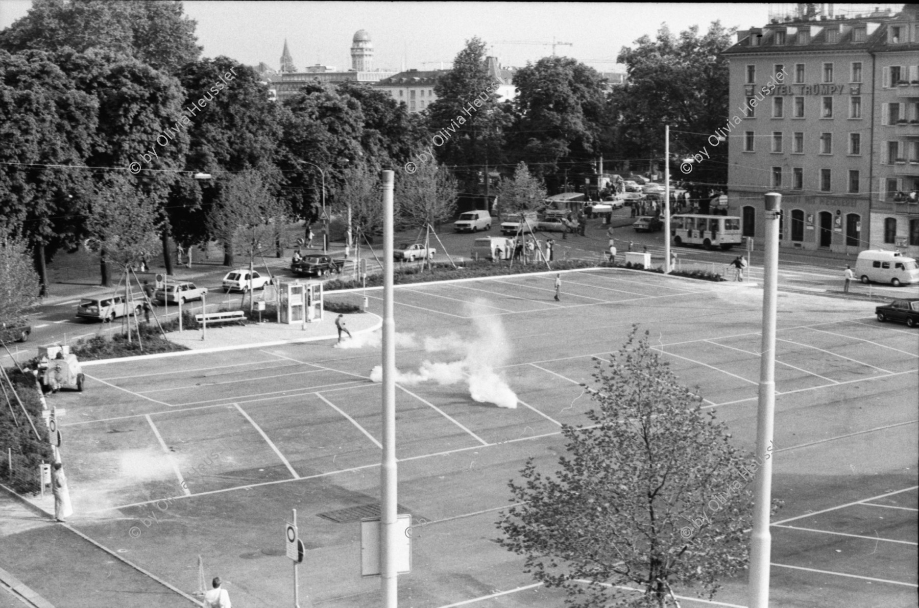 Image of sheet 19800304 photo 17: Vor dem AJZ versammeln sich rund 200 Personen, um für die Einstellung der Strafverfahren zu demonstrieren. Der unbewilligte Demonstrationszug wird von der Polizei aufgelöst: Massive Auseinandersetzungen zwischen den Bewegten und der Polizei, die bis am Sonntagmorgen andauern. In der folgenden Woche wird in den Medien über das polizeiliche Vorgehen heftig diskutiert. 
Demonstration für Einstellung aller Strafverfahren. Zwölf Stunden Krawall. 124 Verhaftungen. Das Autonome Jugendzentrum wird ganz mit Tränengasrauch- gemisch eingeräuchert. Leute kriegen Panik und flüchten auf das Dach des AJZ. Ich stehe auf dem nahen Parkhaus. Barrikaden auf der Limmatstrasse. Am AJZ hängt eine weisse Fahne für den Frieden. 

Jugendbewegung Bewegig AJZ Zürcher Jugendunruhen Demonstrationen
Zürich youth movement protest 1980 Kreis fünf Schweiz Switzerland Europe