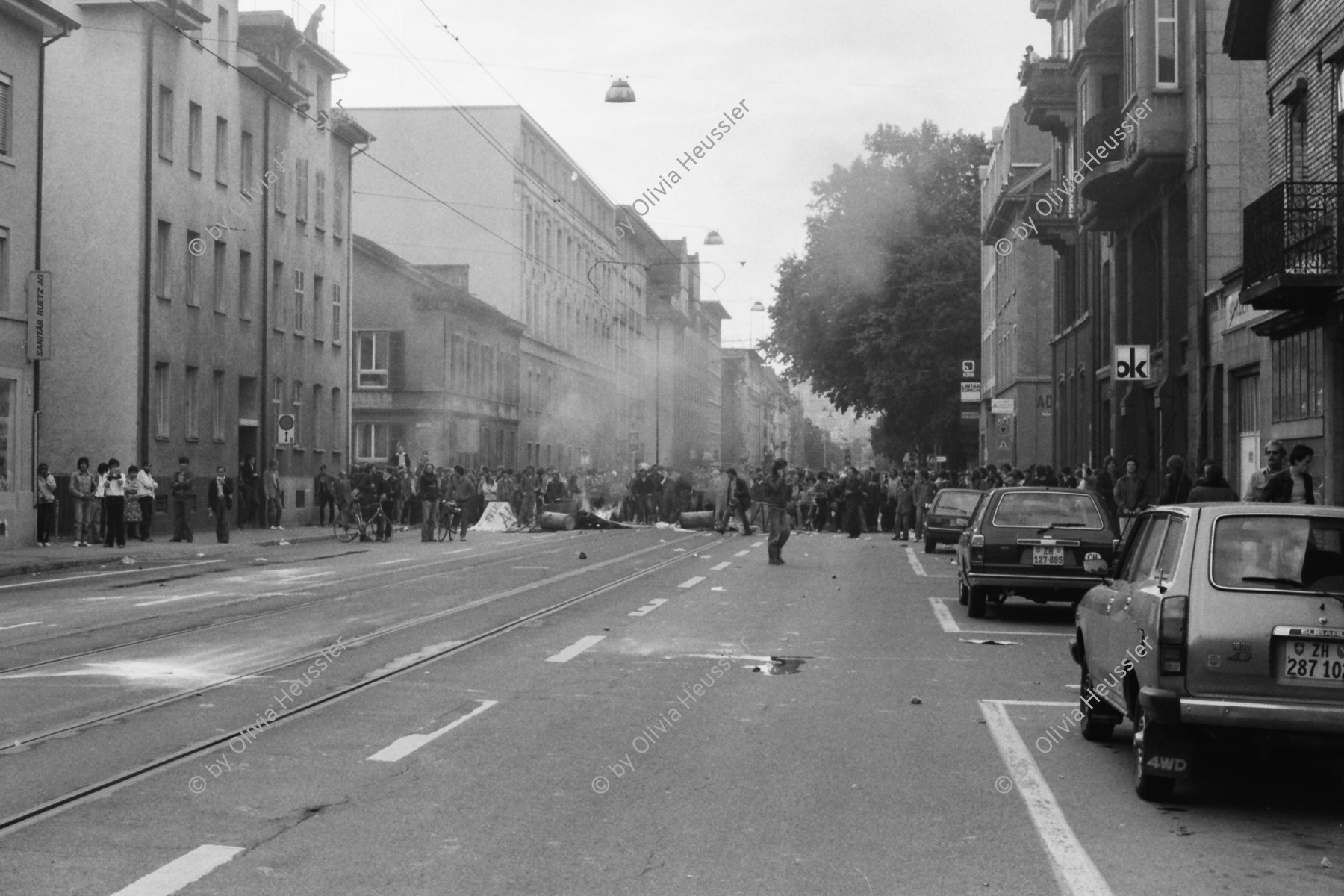 Image of sheet 19800304 photo 18: Vor dem AJZ versammeln sich rund 200 Personen, um für die Einstellung der Strafverfahren zu demonstrieren. Der unbewilligte Demonstrationszug wird von der Polizei aufgelöst: Massive Auseinandersetzungen zwischen den Bewegten und der Polizei, die bis am Sonntagmorgen andauern. In der folgenden Woche wird in den Medien über das polizeiliche Vorgehen heftig diskutiert. 
Demonstration für Einstellung aller Strafverfahren. Zwölf Stunden Krawall. 124 Verhaftungen. Das Autonome Jugendzentrum wird ganz mit Tränengasrauch- gemisch eingeräuchert. Leute kriegen Panik und flüchten auf das Dach des AJZ. Ich stehe auf dem nahen Parkhaus. Barrikaden auf der Limmatstrasse. Am AJZ hängt eine weisse Fahne für den Frieden. 

Jugendbewegung Bewegig AJZ Zürcher Jugendunruhen Demonstrationen
Zürich youth movement protest 1980 √ teargas police panic Kreis fünf Schweiz Switzerland Europe