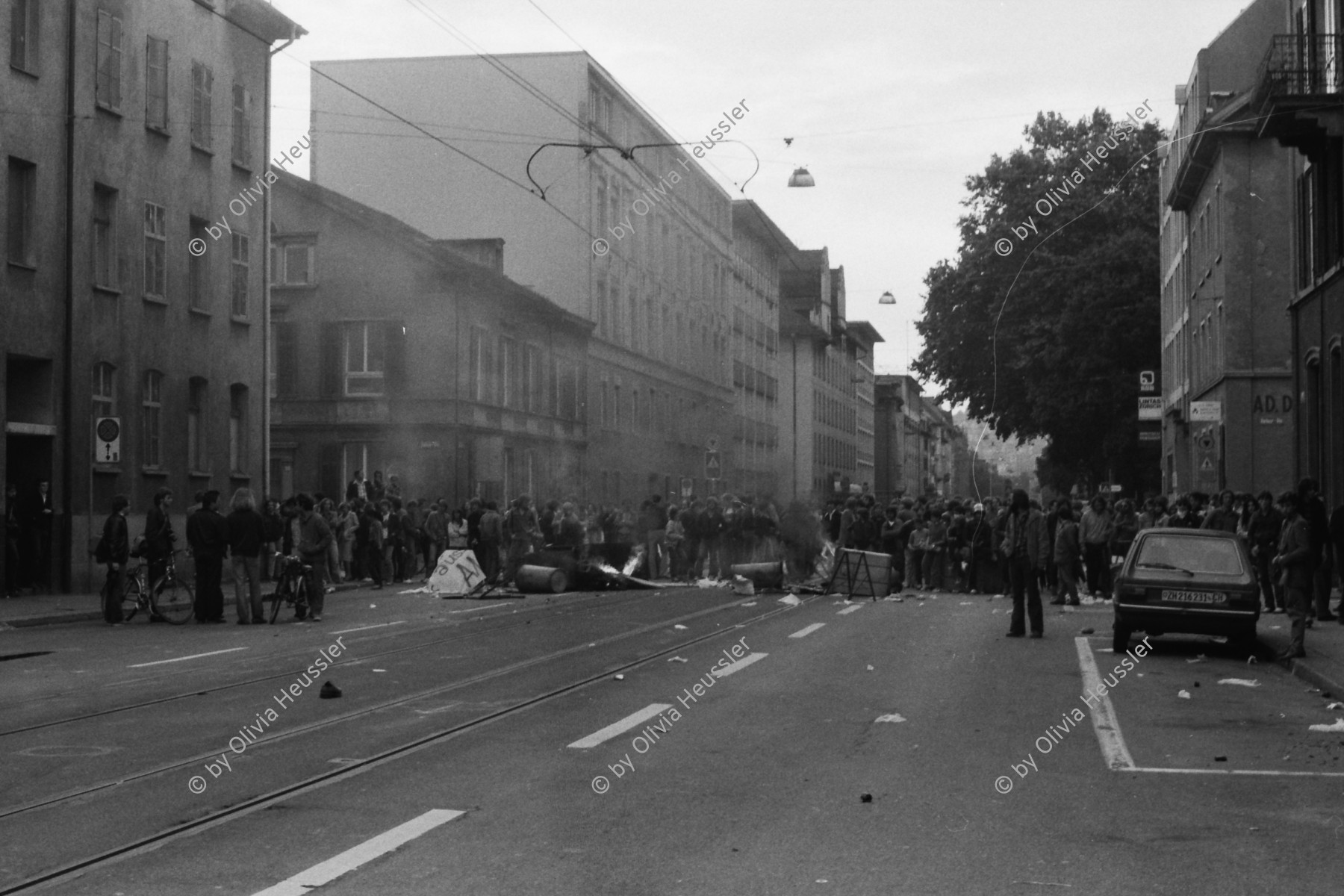 Image of sheet 19800304 photo 19: Vor dem AJZ versammeln sich rund 200 Personen, um für die Einstellung der Strafverfahren zu demonstrieren. Der unbewilligte Demonstrationszug wird von der Polizei aufgelöst: Massive Auseinandersetzungen zwischen den Bewegten und der Polizei, die bis am Sonntagmorgen andauern. In der folgenden Woche wird in den Medien über das polizeiliche Vorgehen heftig diskutiert. 
Demonstration für Einstellung aller Strafverfahren. Zwölf Stunden Krawall. 124 Verhaftungen. Das Autonome Jugendzentrum wird ganz mit Tränengasrauch- gemisch eingeräuchert. Leute kriegen Panik und flüchten auf das Dach des AJZ. Ich stehe auf dem nahen Parkhaus. Barrikaden auf der Limmatstrasse. 

Jugendbewegung Bewegig AJZ Zürcher Jugendunruhen Demonstrationen


Youth movement protest Zürich 1980 √ teargas police panic Limmatstrasse Kreis fünf Schweiz Switzerland Europe