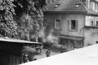 Image of sheet 19800304 photo 2: Vor dem AJZ versammeln sich rund 200 Personen, um für die Einstellung der Strafverfahren zu demonstrieren. Der unbewilligte Demonstrationszug wird von der Polizei aufgelöst: Massive Auseinandersetzungen zwischen den Bewegten und der Polizei, die bis am Sonntagmorgen andauern. In der folgenden Woche wird in den Medien über das polizeiliche Vorgehen heftig diskutiert. 
Demonstration für Einstellung aller Strafverfahren. Zwölf Stunden Krawall. 124 Verhaftungen. Das Autonome Jugendzentrum wird ganz mit Tränengasrauch- gemisch eingeräuchert. Leute kriegen Panik und flüchten auf das Dach des AJZ. Ich stehe auf dem nahen Parkhaus. Barrikaden auf der Limmatstrasse. Am AJZ hängt eine weisse Fahne für den Frieden. 

Jugendbewegung Bewegig AJZ Zürcher Jugendunruhen Demonstrationen
Zürich youth movement protest 1980 Kreis fünf Schweiz Switzerland Europe