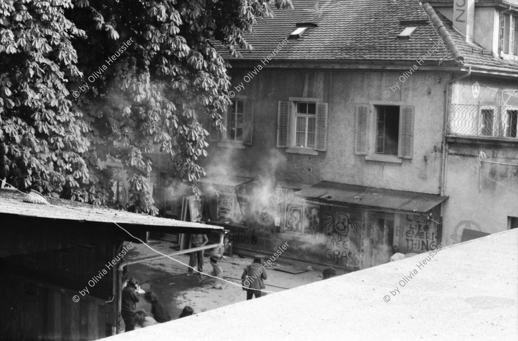 Image of sheet 19800304 photo 2: Vor dem AJZ versammeln sich rund 200 Personen, um für die Einstellung der Strafverfahren zu demonstrieren. Der unbewilligte Demonstrationszug wird von der Polizei aufgelöst: Massive Auseinandersetzungen zwischen den Bewegten und der Polizei, die bis am Sonntagmorgen andauern. In der folgenden Woche wird in den Medien über das polizeiliche Vorgehen heftig diskutiert. 
Demonstration für Einstellung aller Strafverfahren. Zwölf Stunden Krawall. 124 Verhaftungen. Das Autonome Jugendzentrum wird ganz mit Tränengasrauch- gemisch eingeräuchert. Leute kriegen Panik und flüchten auf das Dach des AJZ. Ich stehe auf dem nahen Parkhaus. Barrikaden auf der Limmatstrasse. Am AJZ hängt eine weisse Fahne für den Frieden. 

Jugendbewegung Bewegig AJZ Zürcher Jugendunruhen Demonstrationen
Zürich youth movement protest 1980 Kreis fünf Schweiz Switzerland Europe