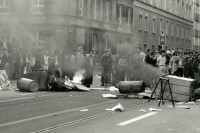Image of sheet 19800304 photo 20: Vor dem AJZ versammeln sich rund 200 Personen, um für die Einstellung der Strafverfahren zu demonstrieren. Der unbewilligte Demonstrationszug wird von der Polizei aufgelöst: Massive Auseinandersetzungen zwischen den Bewegten und der Polizei, die bis am Sonntagmorgen andauern. In der folgenden Woche wird in den Medien über das polizeiliche Vorgehen heftig diskutiert. 
Demonstration für Einstellung aller Strafverfahren. Zwölf Stunden Krawall. 124 Verhaftungen. Das Autonome Jugendzentrum wird ganz mit Tränengasrauch- gemisch eingeräuchert. Leute kriegen Panik und flüchten auf das Dach des AJZ. Ich stehe auf dem nahen Parkhaus. Barrikaden auf der Limmatstrasse. Am AJZ hängt eine weisse Fahne für den Frieden. 
Zürich youth movement protest 1980 
Jugendbewegung Bewegig AJZ Zürcher Jugendunruhen Demonstrationen teargas police panic Limmatstrasse Kreis fünf Schweiz Switzerland Europe
√
