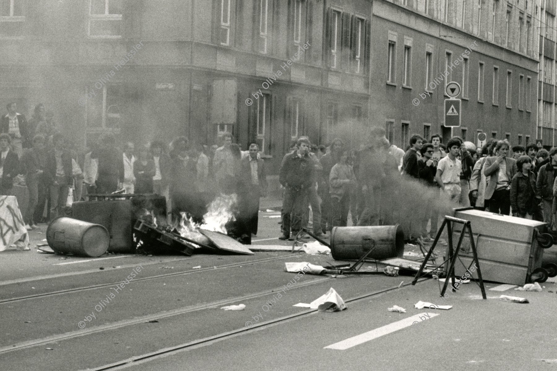 Image of sheet 19800304 photo 20: Vor dem AJZ versammeln sich rund 200 Personen, um für die Einstellung der Strafverfahren zu demonstrieren. Der unbewilligte Demonstrationszug wird von der Polizei aufgelöst: Massive Auseinandersetzungen zwischen den Bewegten und der Polizei, die bis am Sonntagmorgen andauern. In der folgenden Woche wird in den Medien über das polizeiliche Vorgehen heftig diskutiert. 
Demonstration für Einstellung aller Strafverfahren. Zwölf Stunden Krawall. 124 Verhaftungen. Das Autonome Jugendzentrum wird ganz mit Tränengasrauch- gemisch eingeräuchert. Leute kriegen Panik und flüchten auf das Dach des AJZ. Ich stehe auf dem nahen Parkhaus. Barrikaden auf der Limmatstrasse. Am AJZ hängt eine weisse Fahne für den Frieden. 
Zürich youth movement protest 1980 
Jugendbewegung Bewegig AJZ Zürcher Jugendunruhen Demonstrationen teargas police panic Limmatstrasse Kreis fünf Schweiz Switzerland Europe
√