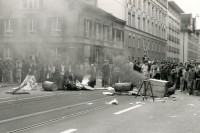 Image of sheet 19800304 photo 20: Vor dem AJZ versammeln sich rund 200 Personen, um für die Einstellung der Strafverfahren zu demonstrieren. Der unbewilligte Demonstrationszug wird von der Polizei aufgelöst: Massive Auseinandersetzungen zwischen den Bewegten und der Polizei, die bis am Sonntagmorgen andauern. In der folgenden Woche wird in den Medien über das polizeiliche Vorgehen heftig diskutiert. 
Demonstration für Einstellung aller Strafverfahren. Zwölf Stunden Krawall. 124 Verhaftungen. Das Autonome Jugendzentrum wird ganz mit Tränengasrauch- gemisch eingeräuchert. Leute kriegen Panik und flüchten auf das Dach des AJZ. Ich stehe auf dem nahen Parkhaus. Barrikaden auf der Limmatstrasse. Am AJZ hängt eine weisse Fahne für den Frieden. 
Zürich youth movement protest 1980 
Jugendbewegung Bewegig AJZ Zürcher Jugendunruhen Demonstrationen teargas police panic Limmatstrasse Kreis fünf Schweiz Switzerland Europe
√