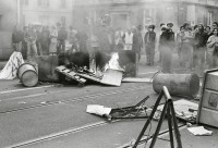 Image of sheet 19800304 photo 21: Vor dem AJZ versammeln sich rund 200 Personen, um für die Einstellung der Strafverfah- ren zu demonstrieren. Der unbewilligte Demonstrationszug wird von der Polizei aufgelöst: Massive Auseinandersetzungen zwischen den Bewegten und der Polizei, die bis am Sonntagmorgen andauern. In der folgenden Woche wird in den Medien über das polizeiliche Vorgehen heftig diskutiert. 
Demonstration für Einstellung aller Strafverfahren. Zwölf Stunden Krawall. 124 Verhaftungen. Das Autonome Jugendzentrum wird ganz mit TränengasRauch gemisch eingeräuchert. Leute kriegen Panik und flüchten auf Dach des AJZ Ich stehe auf anliegenden Parkhaus. Barrikaden auf der Limmatstrasse. 

Jugendbewegung Bewegig AJZ Zürcher Jugendunruhen Demonstrationen
Youth movement protest Zürich 1980 √ teargas police panic Limmatstrasse Kreis fünf Schweiz Switzerland Europe
From: Zürich Sommer 1980 p.37