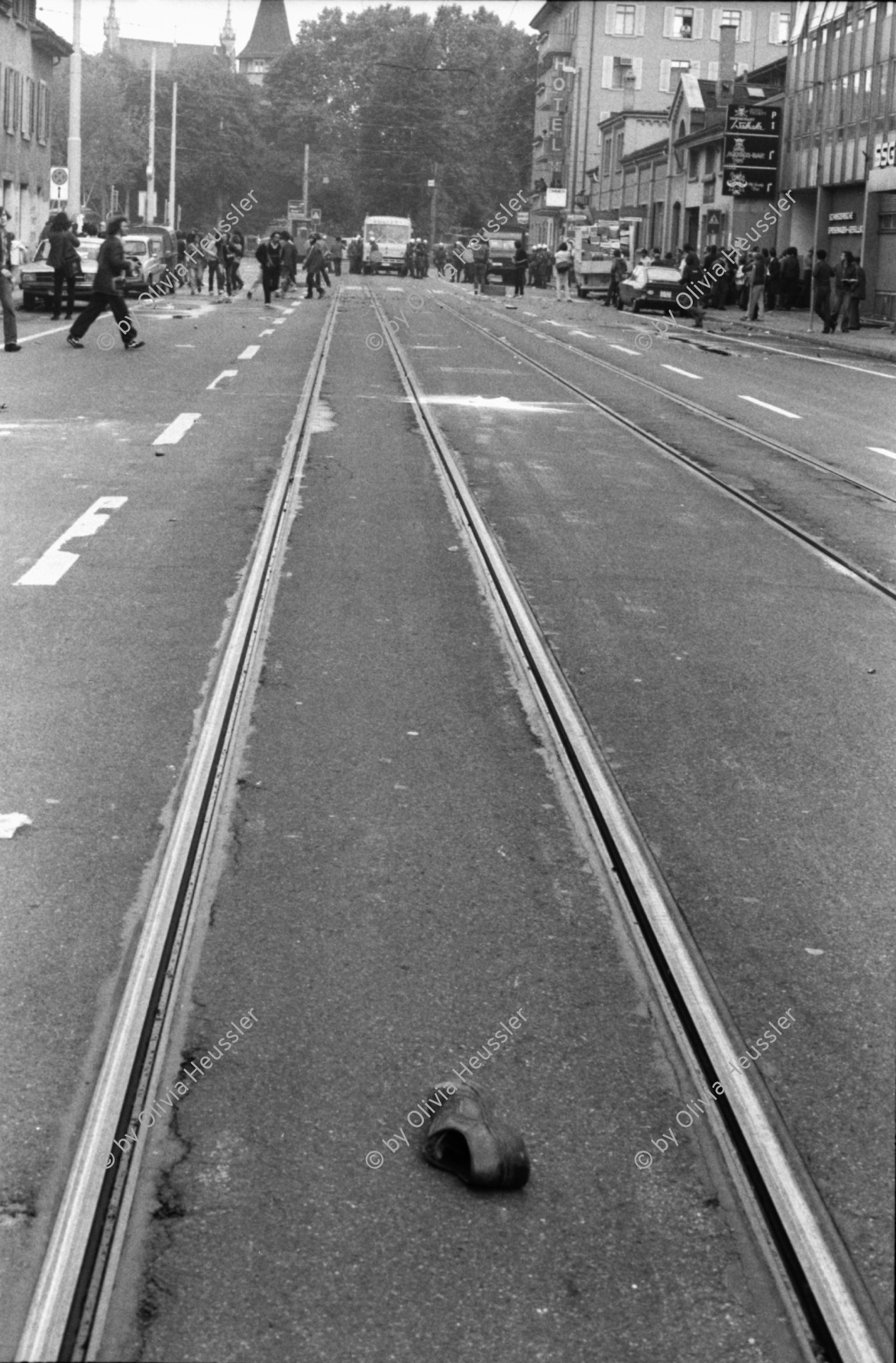 Image of sheet 19800304 photo 22: Vor dem AJZ versammeln sich rund 200 Personen, um für die Einstellung der Strafverfahren zu demonstrieren. Der unbewilligte Demonstrationszug wird von der Polizei aufgelöst: Massive Auseinandersetzungen zwischen den Bewegten und der Polizei, die bis am Sonntagmorgen andauern. In der folgenden Woche wird in den Medien über das polizeiliche Vorgehen heftig diskutiert. 
Demonstration für Einstellung aller Strafverfahren. Zwölf Stunden Krawall. 124 Verhaftungen. Das Autonome Jugendzentrum wird ganz mit Tränengasrauch- gemisch eingeräuchert. Leute kriegen Panik und flüchten auf das Dach Barrikaden auf der Limmatstrasse. 

Jugendbewegung Bewegig AJZ Zürcher Jugendunruhen Demonstrationen Protest Youth movement 1980 teargas police panic Limmatstrasse Kreis fünf Schweiz Switzerland Europe