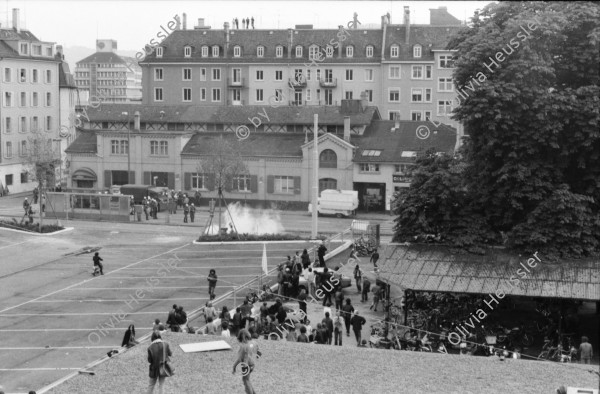 Image of sheet 19800304 photo 26: Traenengas  im Autonomen Jugendzentrum AJZ, Zuerich 1980.
Jugendbewegung Bewegig Zürcher Jugendunruhen Demonstrationen
Zürich youth movement protest teargas police panic  Schweiz Switzerland