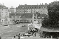 Image of sheet 19800304 photo 30: Vor dem AJZ versammeln sich rund 200 Personen, um für die Einstellung der Strafverfahren zu demonstrieren. Der unbewilligte Demonstrationszug wird von der Polizei aufgelöst: Massive Auseinandersetzungen zwischen den Bewegten und der Polizei, die bis am Sonntagmorgen andauern. In der folgenden Woche wird in den Medien über das polizeiliche Vorgehen heftig diskutiert. 
Demonstration für Einstellung aller Strafverfahren. Zwölf Stunden Krawall. 124 Verhaftungen. Das Autonome Jugendzentrum wird ganz mit Tränengasrauch- gemisch eingeräuchert. Leute kriegen Panik und flüchten auf das Dach des AJZ. Ich stehe auf dem nahen Parkhaus. Barrikaden auf der Limmatstrasse. 
Jugendbewegung Bewegig AJZ Zürcher Jugendunruhen Demonstrationen

teargas police panic Limmatstrasse Kreis fünf Schweiz Switzerland Europe
Youth movement protest Zürich 1980 √