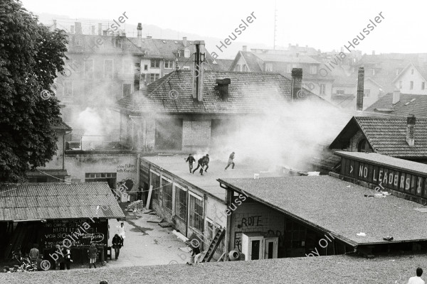 Image of sheet 19800304 photo 35: Vor dem AJZ versammeln sich rund 200 Personen, um für die Einstellung der Strafverfahren zu demonstrieren. Der unbewilligte Demonstrationszug wird von der Polizei aufgelöst: Massive Auseinandersetzungen zwischen den Bewegten und der Polizei, die bis am Sonntagmorgen andauern. In der folgenden Woche wird in den Medien über das polizeiliche Vorgehen heftig diskutiert. 
Demonstration für Einstellung aller Strafverfahren. Zwölf Stunden Krawall. 124 Verhaftungen. Das Autonome Jugendzentrum wird ganz mit Tränengasrauch- gemisch eingeräuchert. Leute kriegen Panik und flüchten auf das Dach des AJZ. Ich stehe auf dem nahen Parkhaus. Barrikaden auf der Limmatstrasse. Am AJZ hängt eine weisse Fahne für den Frieden. 

Jugendbewegung Bewegig AJZ Zürcher Jugendunruhen Demonstrationen
Zürich youth movement protest 1980 √ Kreis fünf 5 Switzerland Schweiz Europe
From: Zürich Sommer 1980