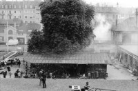 Image of sheet 19800304 photo 37: Vor dem AJZ versammeln sich rund 200 Personen, um für die Einstellung der Strafverfahren zu demonstrieren. Der unbewilligte Demonstrationszug wird von der Polizei aufgelöst: Massive Auseinandersetzungen zwischen den Bewegten und der Polizei, die bis am Sonntagmorgen andauern. In der folgenden Woche wird in den Medien über das polizeiliche Vorgehen heftig diskutiert. 
Demonstration für Einstellung aller Strafverfahren. Zwölf Stunden Krawall. 124 Verhaftungen. Das Autonome Jugendzentrum wird ganz mit Tränengasrauch- gemisch eingeräuchert. Leute kriegen Panik und flüchten auf das Dach des AJZ. Ich stehe auf dem nahen Parkhaus. Barrikaden auf der Limmatstrasse. Am AJZ hängt eine weisse Fahne für den Frieden. 

Jugendbewegung Bewegig AJZ Zürcher Jugendunruhen Demonstrationen
Zürich youth movement protest 1980 Kreis fünf Schweiz Switzerland Europe