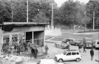 Image of sheet 19800304 photo 4: Vor dem AJZ versammeln sich rund 200 Personen, um für die Einstellung der Strafverfahren zu demonstrieren. Der unbewilligte Demonstrationszug wird von der Polizei aufgelöst: Massive Auseinandersetzungen zwischen den Bewegten und der Polizei, die bis am Sonntagmorgen andauern. In der folgenden Woche wird in den Medien über das polizeiliche Vorgehen heftig diskutiert. 
Demonstration für Einstellung aller Strafverfahren. Zwölf Stunden Krawall. 124 Verhaftungen. Das Autonome Jugendzentrum wird ganz mit Tränengasrauch- gemisch eingeräuchert. Leute kriegen Panik und flüchten auf das Dach des AJZ. Ich stehe auf dem nahen Parkhaus. Barrikaden auf der Limmatstrasse. Am AJZ hängt eine weisse Fahne für den Frieden. 

Jugendbewegung Bewegig AJZ Zürcher Jugendunruhen Demonstrationen
Zürich youth movement protest 1980 Kreis fünf Schweiz Switzerland Europe