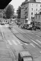 Image of sheet 19800304 photo 7: Vor dem AJZ versammeln sich rund 200 Personen, um für die Einstellung der Strafverfah- ren zu demonstrieren. Der unbewilligte Demonstrationszug wird von der Polizei aufgelöst: Massive Auseinandersetzungen zwischen den Bewegten und der Polizei, die bis am Sonntagmorgen andauern. In der folgenden Woche wird in den Medien über das polizeiliche Vorgehen heftig diskutiert.
Demonstration für Einstellung aller Strafverfahren. Zwölf Stunden Krawall. 124 Verhaftungen. Das Autonome Jugendzentrum wird ganz mit TränengasRauch gemisch eingeräuchert. Leute kriegen Panik und flüchten auf Dach des AJZ Ich stehe auf anliegenden Parkhaus. Barrikaden auf der Limmatstrasse. Am AJZ hängt weisse Fahne für den Frieden.
Zürich youth movement protest 1980 √
Jugendbewegung Bewegig AJZ Zürcher Jugendunruhen Demonstrationen
Kreis fünf Schweiz Swizerland Europe