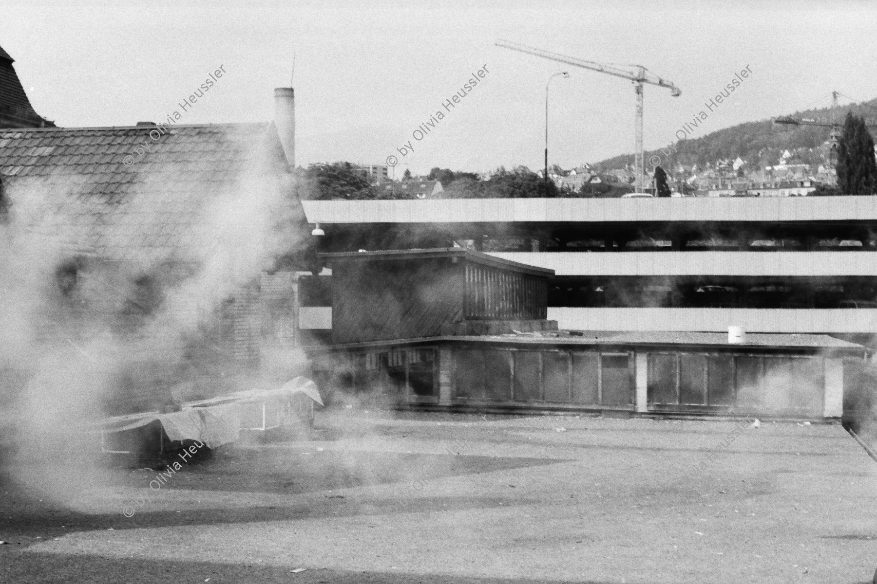 Image of sheet 19800304 photo 8: Vor dem AJZ versammeln sich rund 200 Personen, um für die Einstellung der Strafverfah- ren zu demonstrieren. Der unbewilligte Demonstrationszug wird von der Polizei aufgelöst: Massive Auseinandersetzungen zwischen den Bewegten und der Polizei, die bis am Sonntagmorgen andauern. In der folgenden Woche wird in den Medien über das polizeiliche Vorgehen heftig diskutiert. 
Demonstration für Einstellung aller Strafverfahren. Zwölf Stunden Krawall. 124 Verhaftungen. Das Autonome Jugendzentrum wird ganz mit TränengasRauch gemisch eingeräuchert. Leute kriegen Panik und flüchten auf Dach des AJZ Ich stehe auf anliegenden Parkhaus. Barrikaden auf der Limmatstrasse. Am AJZ hängt weisse Fahne für den Frieden. 
Zürich youth movement protest 1980 √
Jugendbewegung Bewegig AJZ Zürcher Jugendunruhen Demonstrationen Kreis fünf Schweiz Switzerland Europe