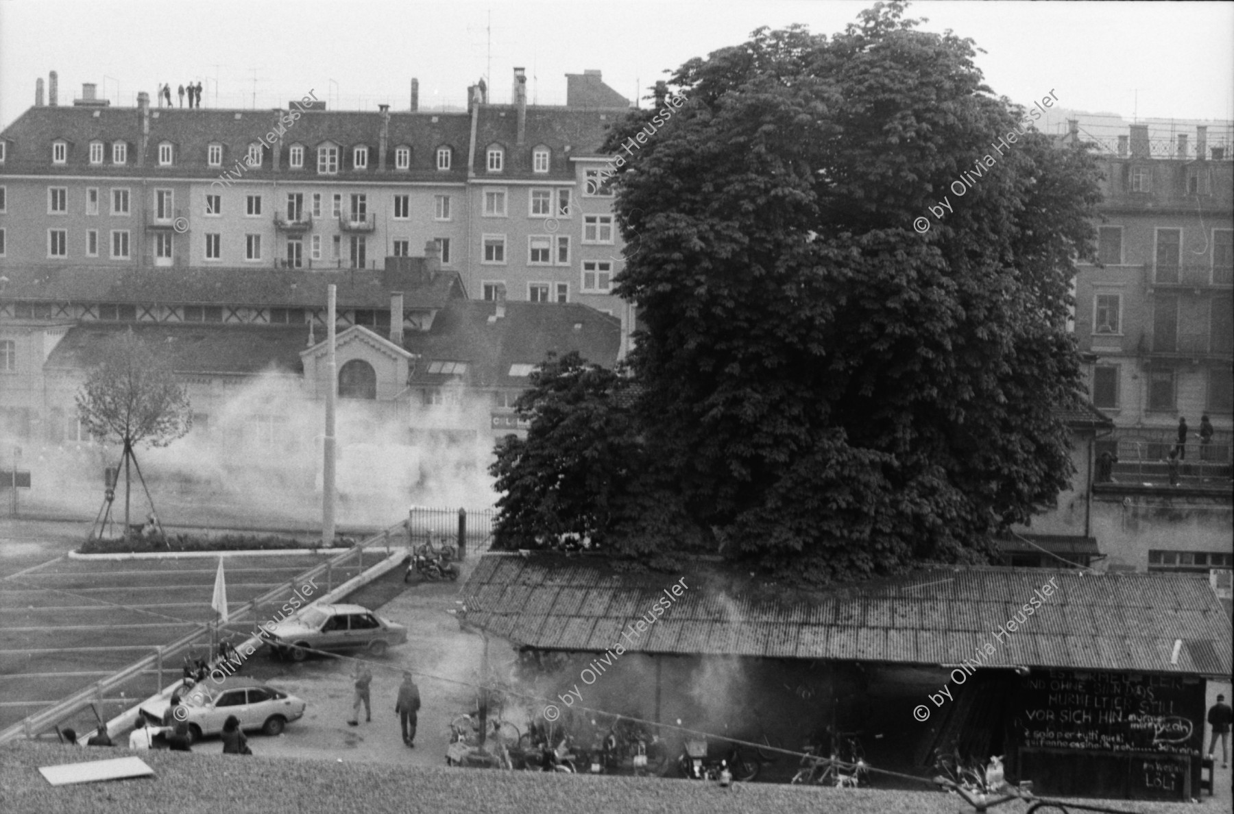 Image of sheet 19800305 photo 1: Traenengas - Wolken im Autonomen Jugendzentrum AJZ, Zuerich 1980.
Jugendbewegung Bewegig Zürcher Jugendunruhen Demonstrationen
Zürich youth movement protest teargas police panic  Schweiz Switzerland