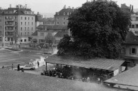 Image of sheet 19800305 photo 16: Vor dem AJZ versammeln sich rund 200 Personen, um für die Einstellung der Strafverfahren zu demonstrieren. Der unbewilligte Demonstrationszug wird von der Polizei aufgelöst: Massive Auseinandersetzungen zwischen den Bewegten und der Polizei, die bis am Sonntagmorgen andauern. 124 Personen werden verhaftet. In der folgenden Woche wird in den Medien über das polizeiliche Vorgehen heftig diskutiert. 
12 Stunden Demonstration. Das AJZ ist vollständig mit Tränengas und Rauch eingehüllt. Auf dem Dach flüchten Leute, die direkt angespritzt werden aus dem Wasserwerfer mit Tränengas Gemisch. Verletzter wird weggetragen. Leute wollen vom Dach springen.
Jugendbewegung Bewegig Zürcher Jugendunruhen Demonstrationen
Zürich youth movement protest 1980 √ teargas police panic Limmatstrasse Kreis fünf Schweiz Switzerland Europe