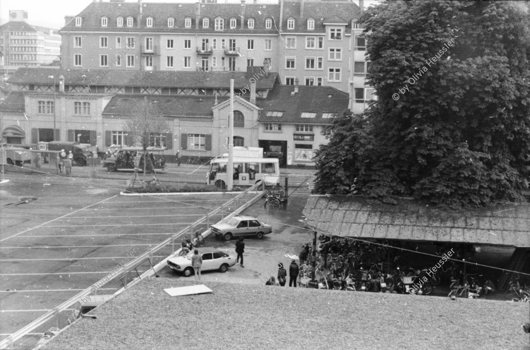 Image of sheet 19800305 photo 18: Vor dem AJZ versammeln sich rund 200 Personen, um für die Einstellung der Strafverfahren zu demonstrieren. Der unbewilligte Demonstrationszug wird von der Polizei aufgelöst: Massive Auseinandersetzungen zwischen den Bewegten und der Polizei, die bis am Sonntagmorgen andauern. 124 Personen werden verhaftet. In der folgenden Woche wird in den Medien über das polizeiliche Vorgehen heftig diskutiert. 
12 Stunden Demonstration. Das AJZ ist vollständig mit Tränengas und Rauch eingehüllt. Auf dem Dach flüchten Leute, die direkt angespritzt werden aus dem Wasserwerfer mit Tränengas Gemisch. Verletzter wird weggetragen. Leute wollen vom Dach springen.
Jugendbewegung Bewegig Zürcher Jugendunruhen Demonstrationen
Zürich youth movement protest 1980 teargas police panic Limmatstrasse Kreis fünf Schweiz Switzerland Europe