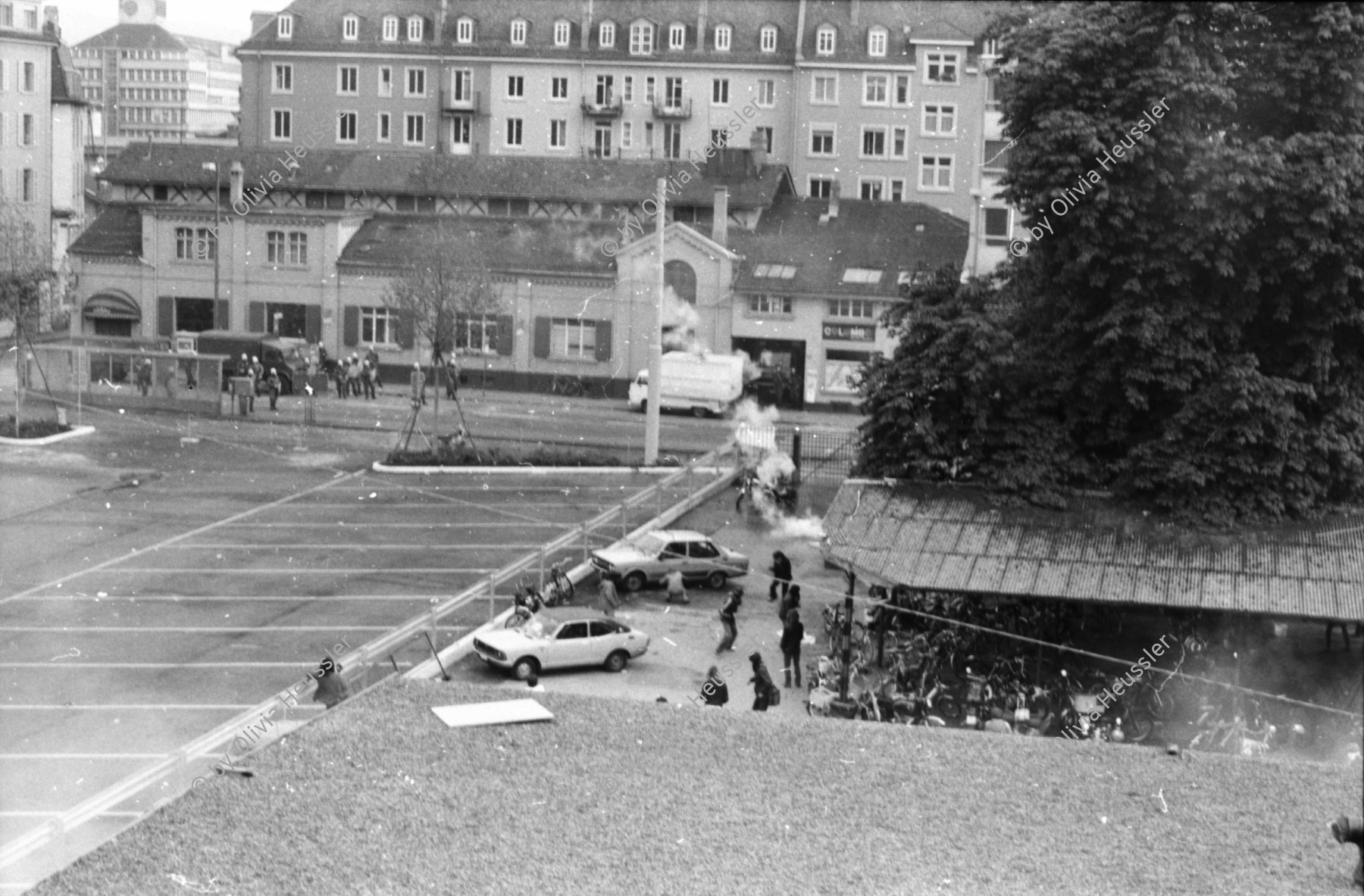 Image of sheet 19800305 photo 19: Vor dem AJZ versammeln sich rund 200 Personen, um für die Einstellung der Strafverfahren zu demonstrieren. Der unbewilligte Demonstrationszug wird von der Polizei aufgelöst: Massive Auseinandersetzungen zwischen den Bewegten und der Polizei, die bis am Sonntagmorgen andauern. 124 Personen werden verhaftet. In der folgenden Woche wird in den Medien über das polizeiliche Vorgehen heftig diskutiert. 
12 Stunden Demonstration. Das AJZ ist vollständig mit Tränengas und Rauch eingehüllt. Auf dem Dach flüchten Leute, die direkt angespritzt werden aus dem Wasserwerfer mit Tränengas Gemisch. Verletzter wird weggetragen. Leute wollen vom Dach springen.
Jugendbewegung Bewegig Zürcher Jugendunruhen Demonstrationen
Zürich youth movement protest 1980 teargas police panic Limmatstrasse Kreis fünf Schweiz Switzerland Europe