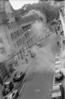 Image of sheet 19800305 photo 2: Vor dem AJZ versammeln sich rund 200 Personen, um für die Einstellung der Strafverfahren zu demonstrieren. Der unbewilligte Demonstrationszug wird von der Polizei aufgelöst: Massive Auseinandersetzungen zwischen den Bewegten und der Polizei, die bis am Sonntagmorgen andauern. 124 Personen werden verhaftet. In der folgenden Woche wird in den Medien über das polizeiliche Vorgehen heftig diskutiert. 
12 Stunden Demonstration. Das AJZ ist vollständig mit Tränengas und Rauch eingehüllt. Auf dem Dach flüchten Leute, die direkt angespritzt werden aus dem Wasserwerfer mit Tränengas Gemisch. Verletzter wird weggetragen. Leute wollen vom Dach springen.
Jugendbewegung Bewegig Zürcher Jugendunruhen Demonstrationen
Zürich youth movement protest 1980 teargas police panic Limmatstrasse Kreis fünf Schweiz Switzerland Europe