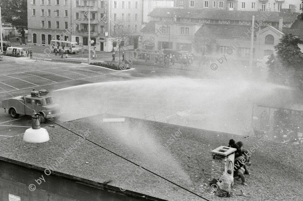 Image of sheet 19800305 photo 27: Traenengas-Einsatz gegen das Autonome Jugendzentrum AJZ, Zuerich, 1980. p.18

Jugendbewegung Bewegig Zürcher Jugendunruhen Demonstrationen
Zürich youth movement protest 
teargas police Schweiz Switzerland
Exhibition: Zurich, The Eighties Photobastei Zürich 2020
From: Zürich Sommer 1980