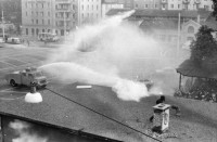 Image of sheet 19800305 photo 29: Traenengas - Wolken im Autonomen Jugendzentrum AJZ, Zuerich 1980.
Jugendbewegung Bewegig Zürcher Jugendunruhen Demonstrationen
Zürich youth movement protest teargas police panic  Schweiz Switzerland