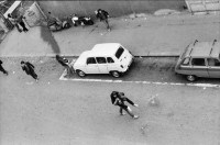 Image of sheet 19800305 photo 36: Vor dem AJZ versammeln sich rund 200 Personen, um für die Einstellung der Strafverfahren zu demonstrieren. Der unbewilligte Demonstrationszug wird von der Polizei aufgelöst: Massive Auseinandersetzungen zwischen den Bewegten und der Polizei, die bis am Sonntagmorgen andauern. 124 Personen werden verhaftet. In der folgenden Woche wird in den Medien über das polizeiliche Vorgehen heftig diskutiert. 
12 Stunden Demonstration. Das AJZ ist vollständig mit Tränengas und Rauch eingehüllt. Auf dem Dach flüchten Leute, die direkt angespritzt werden aus dem Wasserwerfer mit Tränengas Gemisch. Verletzter wird weggetragen. Leute wollen vom Dach springen.
Jugendbewegung Bewegig Zürcher Jugendunruhen Demonstrationen
Zürich youth movement protest 1980 teargas police panic Limmatstrasse Kreis fünf Schweiz Switzerland Europe