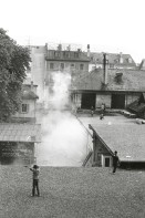 Image of sheet 19800305 photo 37: Vor dem AJZ versammeln sich rund 200 Personen, um für die Einstellung der Strafverfahren zu demonstrieren. Der unbewilligte Demonstrationszug wird von der Polizei aufgelöst: Massive Auseinandersetzungen zwischen den Bewegten und der Polizei, die bis am Sonntagmorgen andauern. 124 Personen werden verhaftet. In der folgenden Woche wird in den Medien über das polizeiliche Vorgehen heftig diskutiert. 
12 Stunden Demonstration. Das AJZ ist vollständig mit Tränengas und Rauch eingehüllt. Auf dem Dach flüchten Leute, die direkt angespritzt werden aus dem Wasserwerfer mit Tränengas Gemisch. Verletzter wird weggetragen. Leute wollen vom Dach springen.
Jugendbewegung Bewegig Zürcher Jugendunruhen Demonstrationen
Zürich youth movement protest 1980 √ liberation teargas police panic Limmatstrasse Kreis fünf Schweiz Switzerland Europe