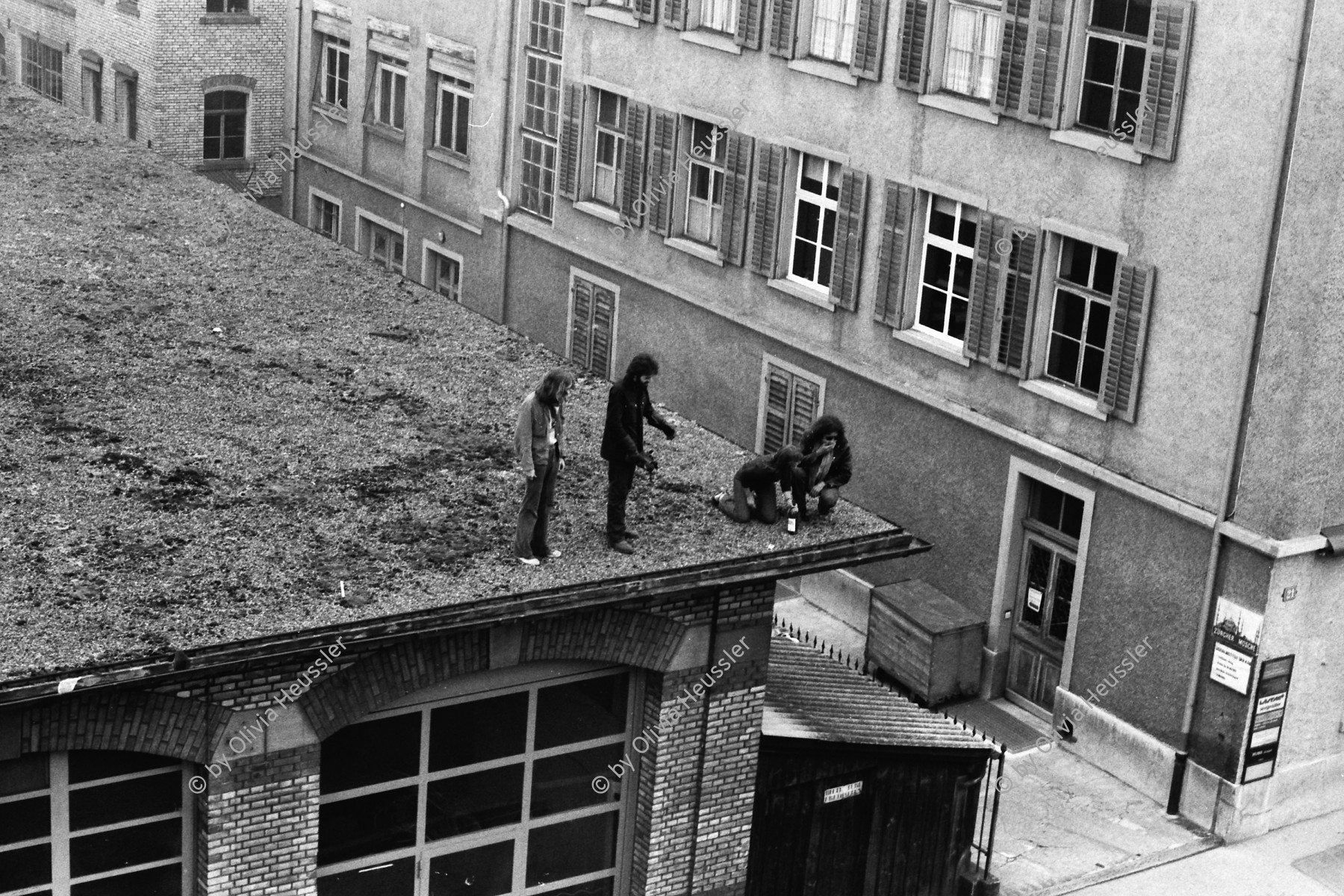 Image of sheet 19800305 photo 7: Vor dem AJZ versammeln sich rund 200 Personen, um für die Einstellung der Strafverfahren zu demonstrieren. Der unbewilligte Demonstrationszug wird von der Polizei aufgelöst: Massive Auseinandersetzungen zwischen den Bewegten und der Polizei, die bis am Sonntagmorgen andauern. 124 Personen werden verhaftet. In der folgenden Woche wird in den Medien über das polizeiliche Vorgehen heftig diskutiert. 
12 Stunden Demonstration. Das AJZ ist vollständig mit Tränengas und Rauch eingehüllt. Auf dem Dach flüchten Leute, die direkt angespritzt werden aus dem Wasserwerfer mit Tränengas Gemisch. Verletzter wird weggetragen. Leute wollen vom Dach springen.
Jugendbewegung Bewegig Zürcher Jugendunruhen Demonstrationen
Zürich youth movement protest 1980 √
teargas police panic Limmatstrasse Kreis fünf Schweiz Switzerland Europe