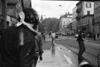 Image of sheet 19800306 photo 1: Demonstration für die Einstellung aller Strafverfahren. Zwölf Stunden Krawall  124 Verhaftungen Die Limmatstrasse 18-20 vor dem AJZ gleicht einem Schlachtfeld. Barrikaden. Rauch. Container liegen am Boden. Christian Vaterlaus.(heute Networking) Polizei greift Sanität Auto Deux Chevaux an, die Verletzte wegfahren, reissen Verwundete aus dem Auto und verhaften sie. Kamera Mann Ackermann von SFDRS. Junger Mann wird verhaftet, wird später Junkie und Patient von unserer Praxis am Limmatplatz. Angriff Polizei auf Gruppe auf Mühlesteg beim Platzspitz. Brücke über die Sihl. Junger schützt sich mit seinem aufgespannten Regenschirm. Wird von Polizei heftig zusammengeprügelt. Ich bin Zeugin am Prozess gegen ihn und erzähle über das friedliche Verhalten des Typs, der später 3 Monate bedingt Gefängnis kriegt. Meine Bilder (laut Staatsanwalt Bärtschi vor den Geschworenen) seien kein Beweis. Der Rand des Negativs sei nicht zu sehen!
Jugendbewegung Bewegig AJZ Zürcher Jugendunruhen Demonstrationen
Zürich youth movement protest 1980