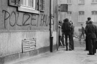 Image of sheet 19800306 photo 11: Polizei raus Graffiti
Die Limmatstrasse vor dem AJZ gleicht einem Schlachtfeld.
 Barrikaden. Rauch. Container liegen am Boden. 
Zürich youth movement protest 1980 √ Kreis 5 fünf Schweiz Switzerland Europe