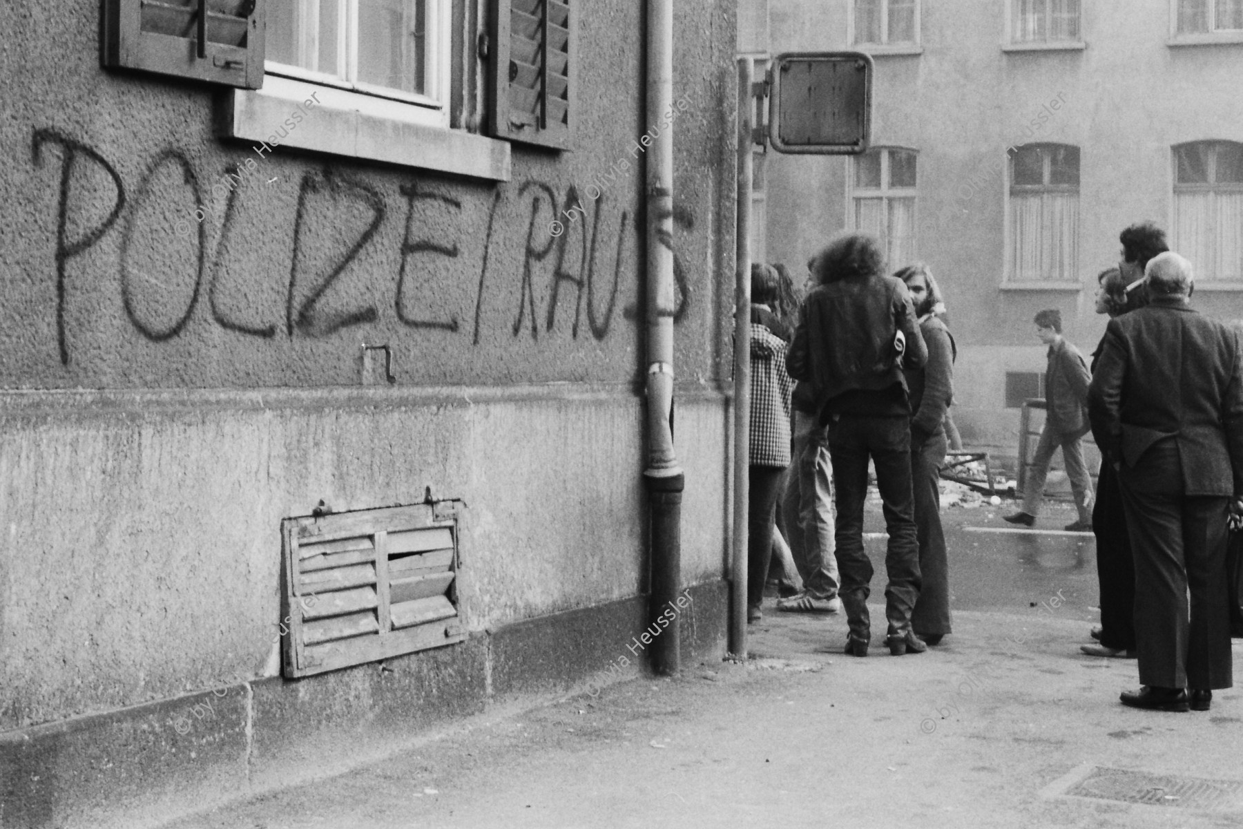 Image of sheet 19800306 photo 11: Polizei raus Graffiti
Die Limmatstrasse vor dem AJZ gleicht einem Schlachtfeld.
 Barrikaden. Rauch. Container liegen am Boden. 
Zürich youth movement protest 1980 √ Kreis 5 fünf Schweiz Switzerland Europe